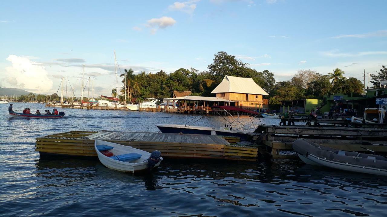 Pathfinder Floating Accomodation Rio Dulce Exterior photo